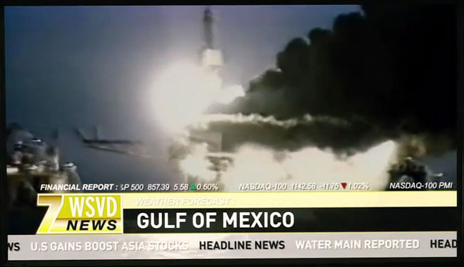 экран с теленовостью о взрыве буровой платформы в Мексиканском