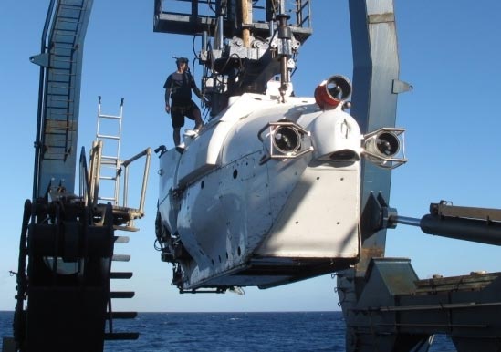 Субмарина погружается и обнаруживает нефть и усеянное мертвыми организмами дно Мексиканского залива