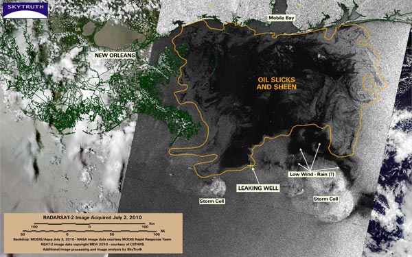 Приповерхностный участок нефтяного загрязнения в июле 2010-го; вид из космоса
