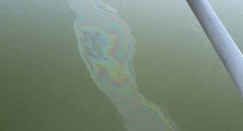 Описание: After BP Denied Claims Oil Was Leaking From The Macondo Well A Flyover Reveals A Massive Slick In The Gulf