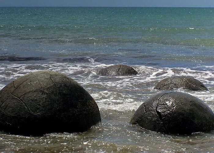 снимок шаров на побережье одного из островов Новой Зеландии: