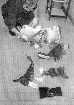 Предмет слева на фотографии является частью закрылка EF-111. Предмет наверху &mdash; сиденье катапульты пилота, использованной по назначению.