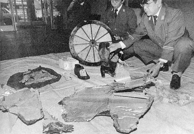 Объект, похожий на колесо &mdash; перегородка с военного самолета, по крайней мере один из которых разбился в Охотском море.