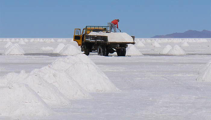Добыча соли на солончаке Уюни