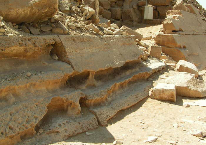 Следы ветропесчаной эрозии на облицовке пирамиды Унаса (Саккара, Египет)