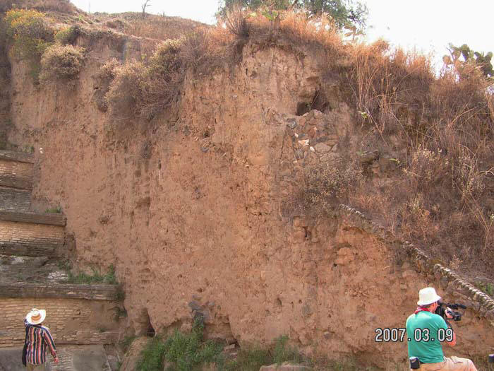Слой глины над чолульской пирамидой