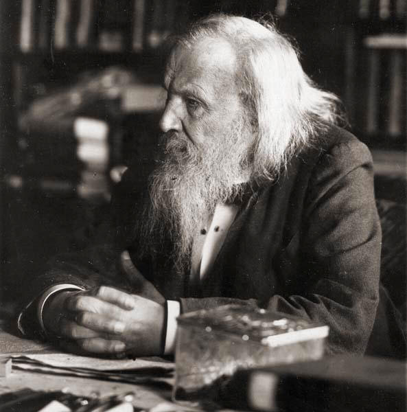 Менделеев в рабочем кабинете