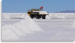 Добыча соли на солончаке Уюни