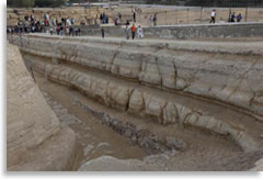 Следы водной эрозии на стенках траншеи вокруг Сфинкса