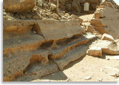 Следы ветропесчаной эрозии на облицовке пирамиды Унаса (Саккара, Египет)