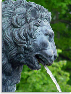 Фонтан в виде льва