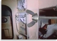 Вращающаяся гайка с «ушками» слетает с резьбового крепления