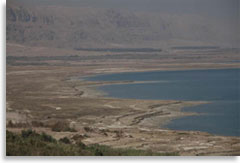 Пустынный берег Мертвого моря