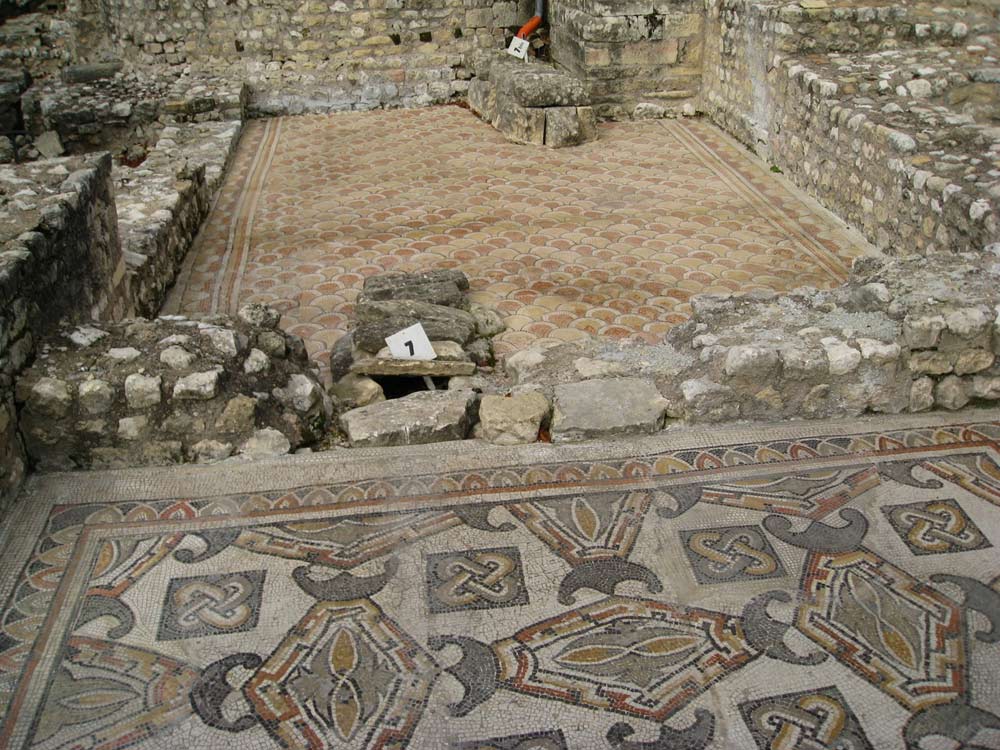 Мозаика со славяно-арийскими символами в Монкаре (Montcaret), юго-запад Франции