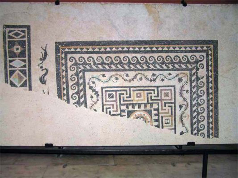 Мозаика со славяно-арийскими символами в Ниме (Nimes), юго-восток, средиземноморское побережье Франции