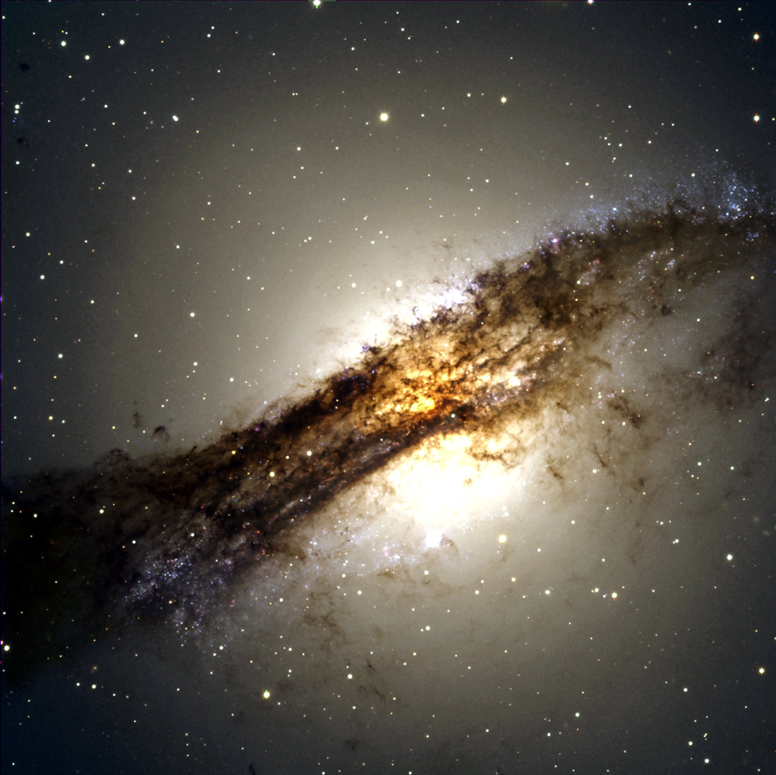 Галактика Centaurus A (фото Хаббла)