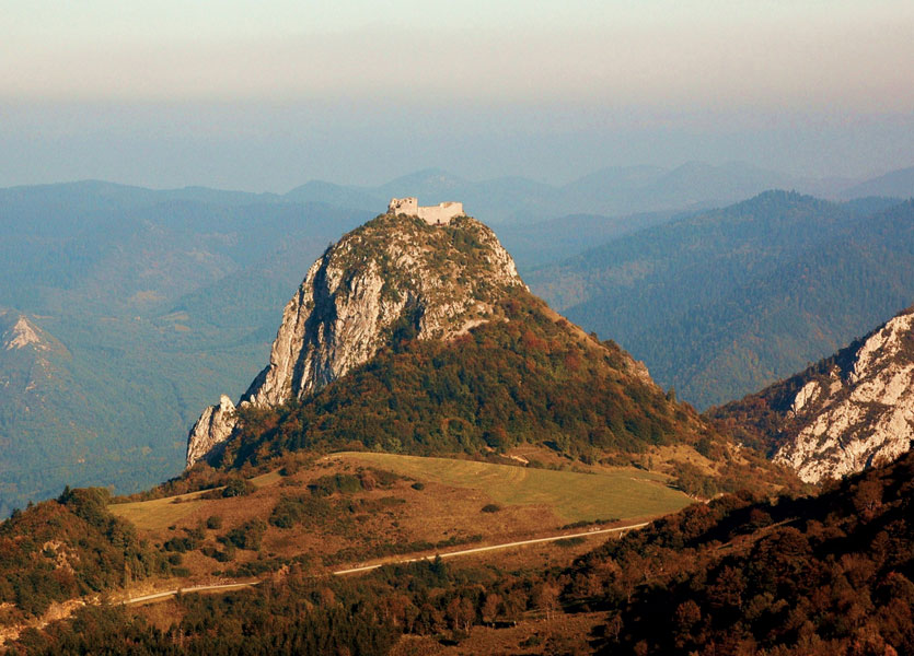 Крепость Монсегюр (Montsegur). Иллюстрация из книги Светланы Левашовой «Откровение»