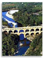 Акведук Pont du Gard в Ниме (Nimes), юг Франции