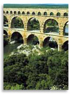 Акведук Pont du Gard в Ниме (Nimes), юг Франции