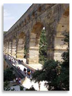 Акведук Pont du Gard в Ниме (Nimes), юг Франции