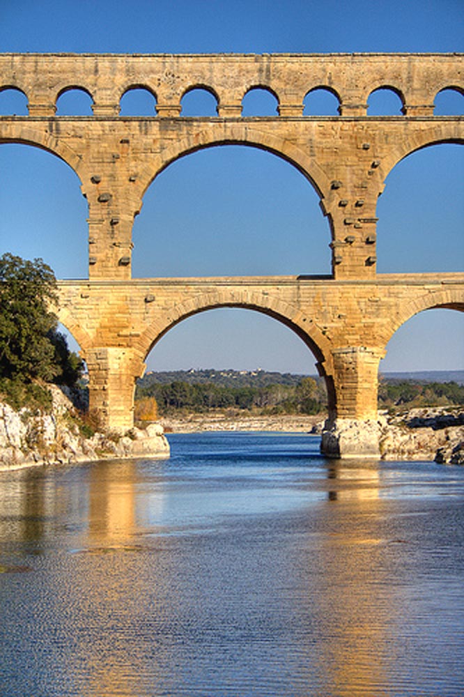 Акведук Pont du Gard в Ниме (Nimes), юг Франции