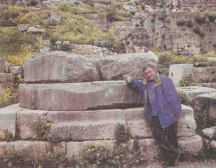 Дельфийский храм Аполлона. Цоколь от колонны