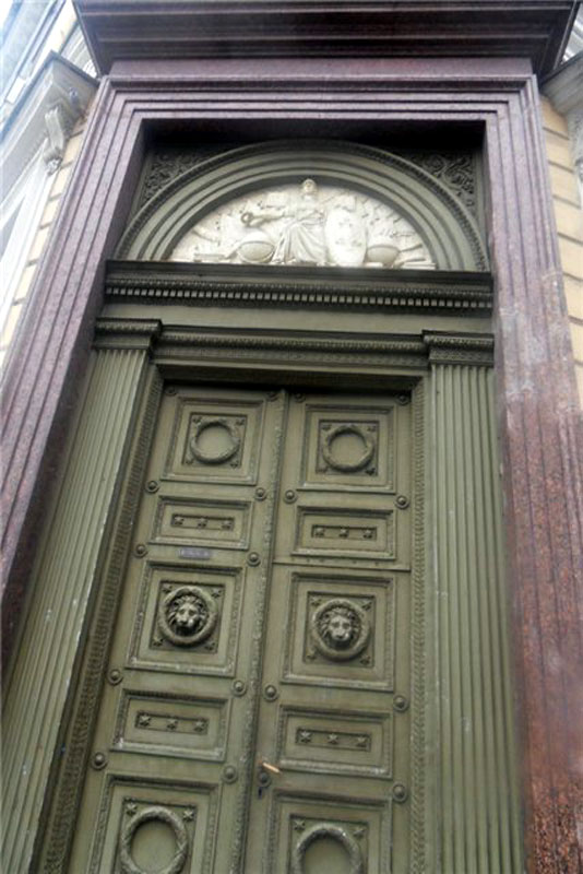 Гранитная облицовка двери здания Главного Штаба