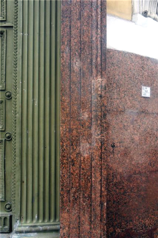 Заплатка на гранитной облицовке двери