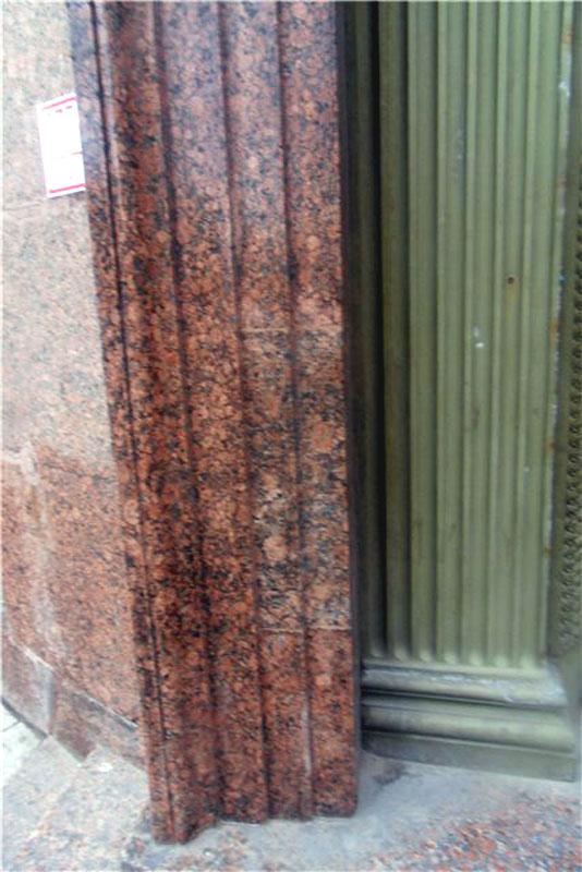 Заплатка на гранитной облицовке двери