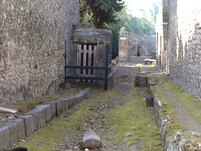 Колодец водовода с боковой дверью в точке К.1