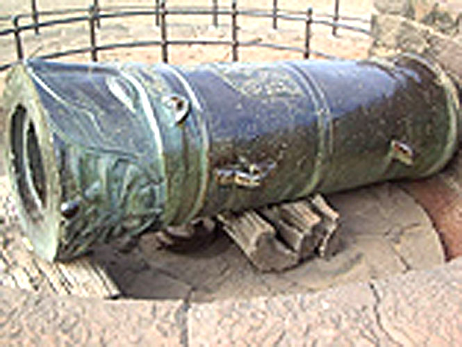 Громадное орудие Малик-э-Майдан