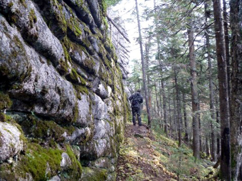 Мегалитическая стена на горе Шаман, с. Нижнетамбовское, на Амуре