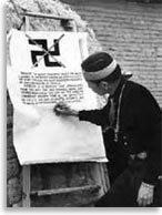 Индейцы подписывают документ об отказе от использования свастики в 1940 г.