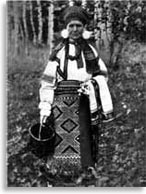 Женщина в праздничном костюме Касимовского уезда (с. Парахино). Конец XIX-начало XX в. Из книги «Русский народный костюм». ГИМ, 1989 г.