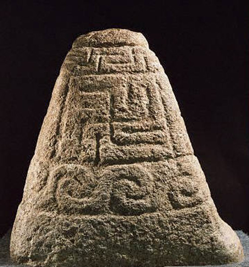 Свастика на кельтском памятнике, the Kermaria Stone, 4 в. до н.э.