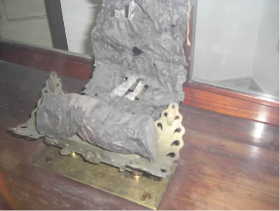 Свиток папируса из Геркуланума. Национальный археологический музей Неаполя. Свиток папируса из Геркуланума. Национальный археологический музей Неаполя.