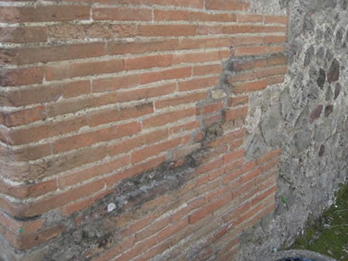 Помпейский кирпич. Стена со следами ремонта. Помпеи. Помпейский кирпич. Стена со следами ремонта. Помпеи.