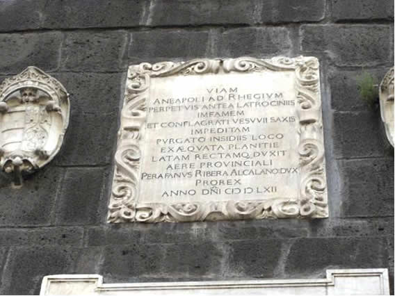 Мемориальная доска строителям дороги 1562 года. Торре дель Греко Мемориальная доска строителям дороги 1562 года. Торре дель Греко