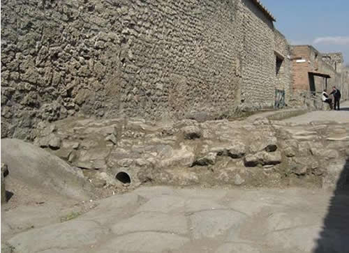 Водовод инженера Фонтана на Via di Nocera. Помпеи Водовод инженера Фонтана на Via di Nocera. Помпеи