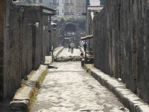 Водовод инженера Фонтана, пересекающий Via di Nocera. Помпеи Водовод инженера Фонтана, пересекающий Via di Nocera. Помпеи