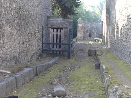 Колодец водовода с боковой дверью в точке К.1. Колодец водовода с боковой дверью в точке К.1.